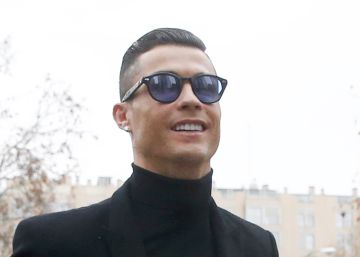 Soccer star Cristiano Ronaldo flies to Madrid to sign 23-month jail sentence