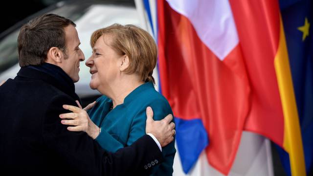 Macron y Merkel firman el tratado en Aquisgrán.
