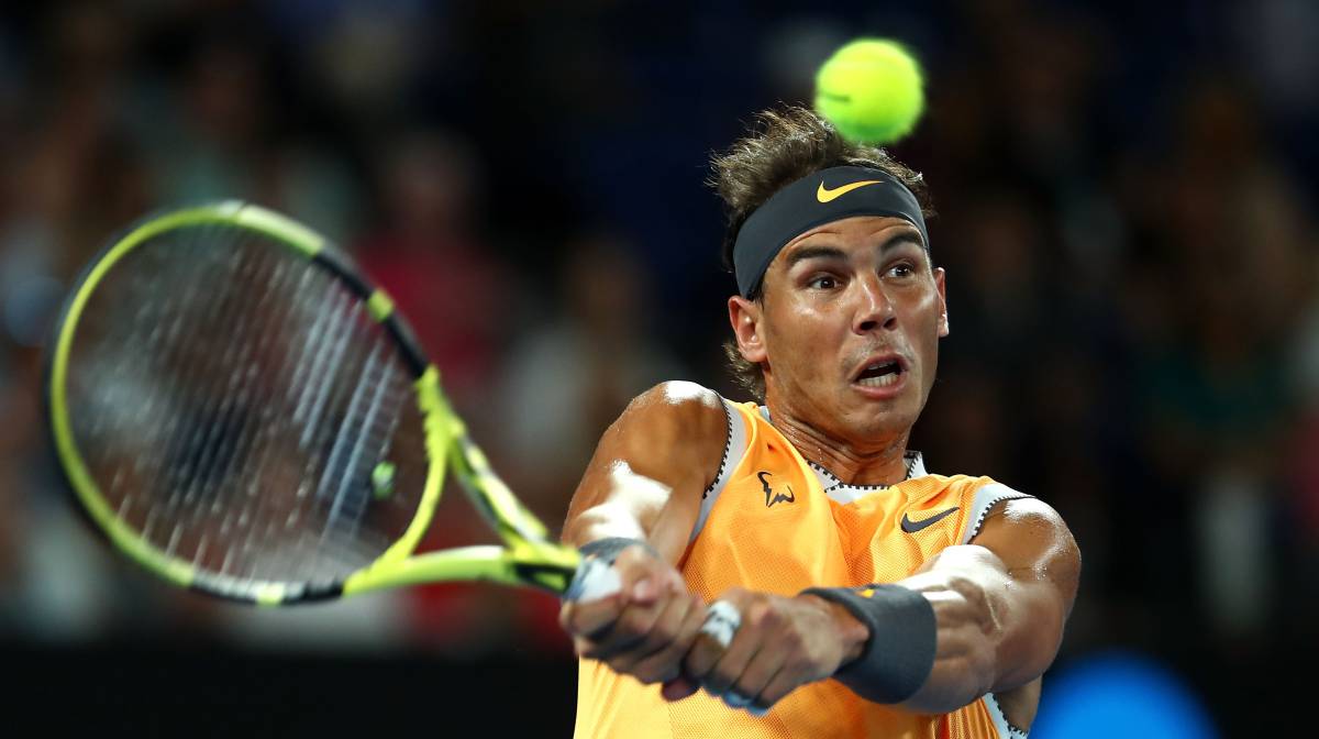 Nadal devuelve la pelota a Tiafoe.
