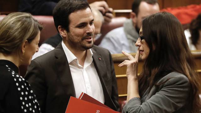 Sol Sánchez (dcha.) conversa con Garzón.