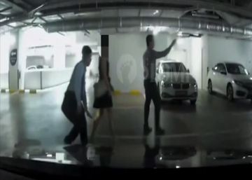 La cámara de un coche graba a un hombre haciendo fotos bajo la falda de una mujer