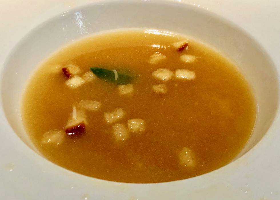 SOPA CON FIDEOS DE CABELLÍN, HIERBABUENA Y PICATOSTES CAPEL