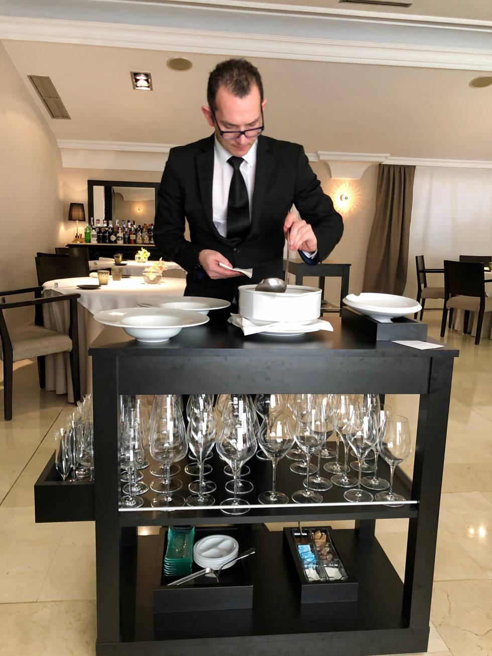 RAÚL MUÑOZ SIRVIENDO LA SOPA CAPEL