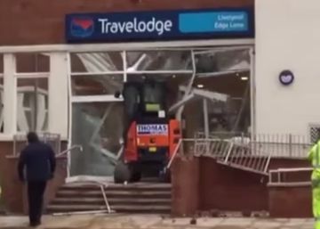 Un obrero destroza la entrada de un hotel con una excavadora por no recibir su sueldo