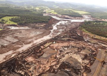 La rotura de una represa de líquidos residuales de una mina brasileña, en imágenes