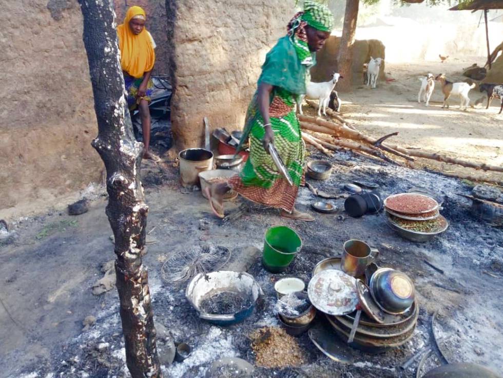 Mujeres inspeccionan sus casas en Ashugashia tras el ataque de Boko Haram.