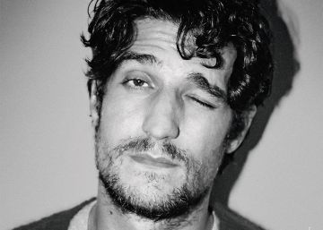 Louis Garrel, un guiño a la comedia francesa en nuestra portada de febrero