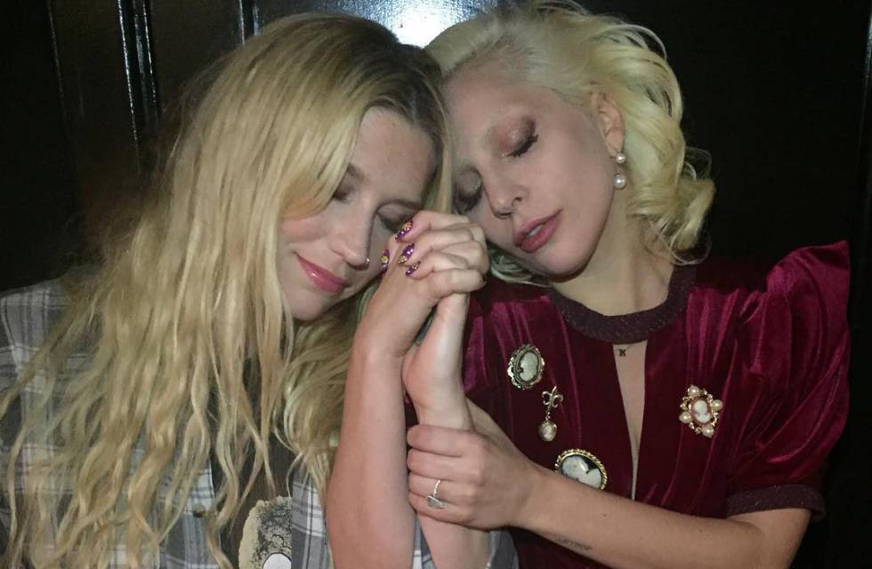 Lady Gaga (esquerda), em 2019, e Kesha (direita), em 2018.