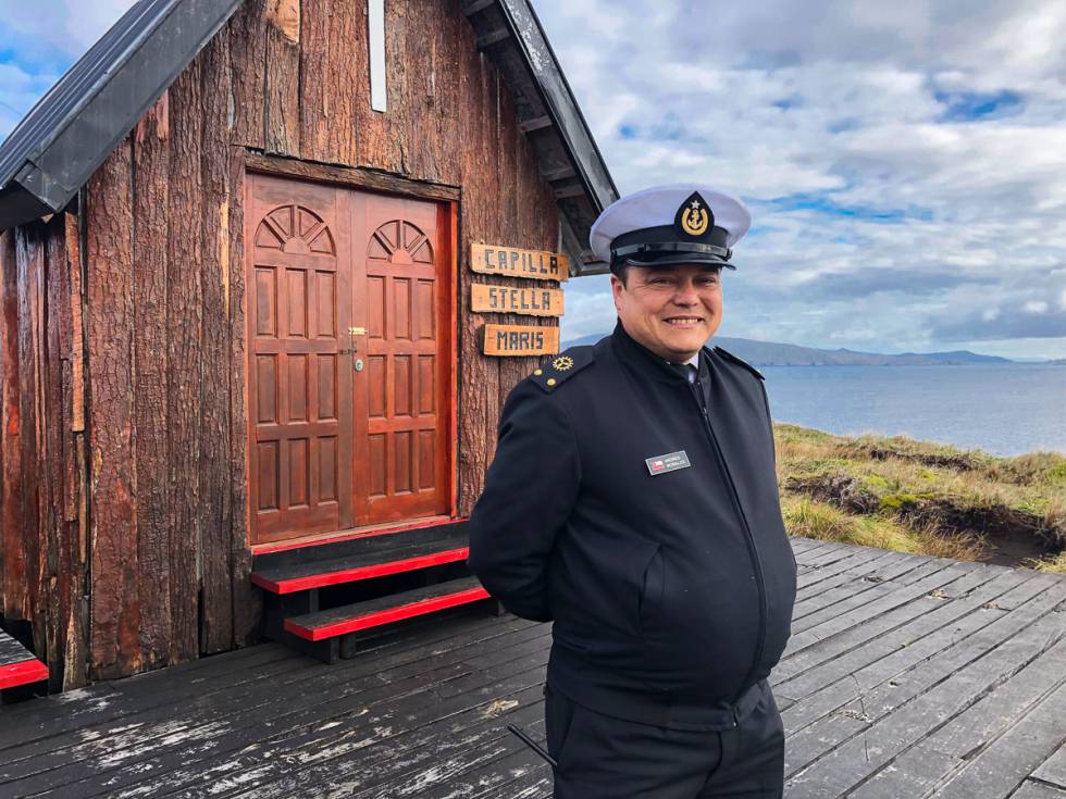 Andrés Morales, alcalde del cabo de Hornos, ante la capilla que hay en la isla, junto al faro.