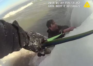 Rescatan a un hombre que se lanzó a un lago helado para salvar a su perro