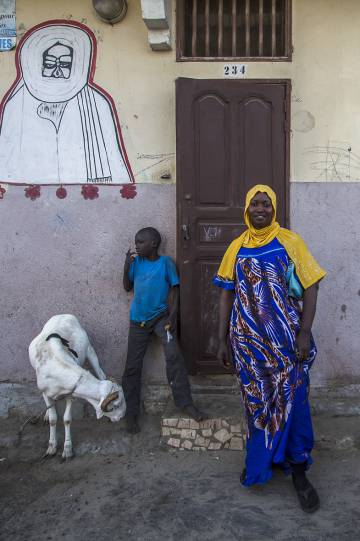 Fary Diagne posa en la puerta de la casa de sus padres, en el barrio de pescadores de Saint Louis, en Senegal.
