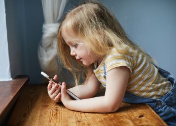 Padres que enseñan a sus hijos todo lo necesario sobre seguridad ‘online’