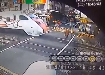 El segundo que salvó a una anciana de morir atropellada por un tren
