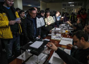 La votación para desconvocar la huelga de taxis, en imágenes