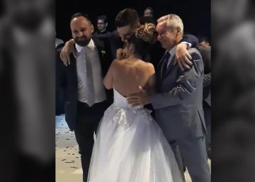 El baile de recién casados entre un hombre paralítico y su mujer emociona a los internautas