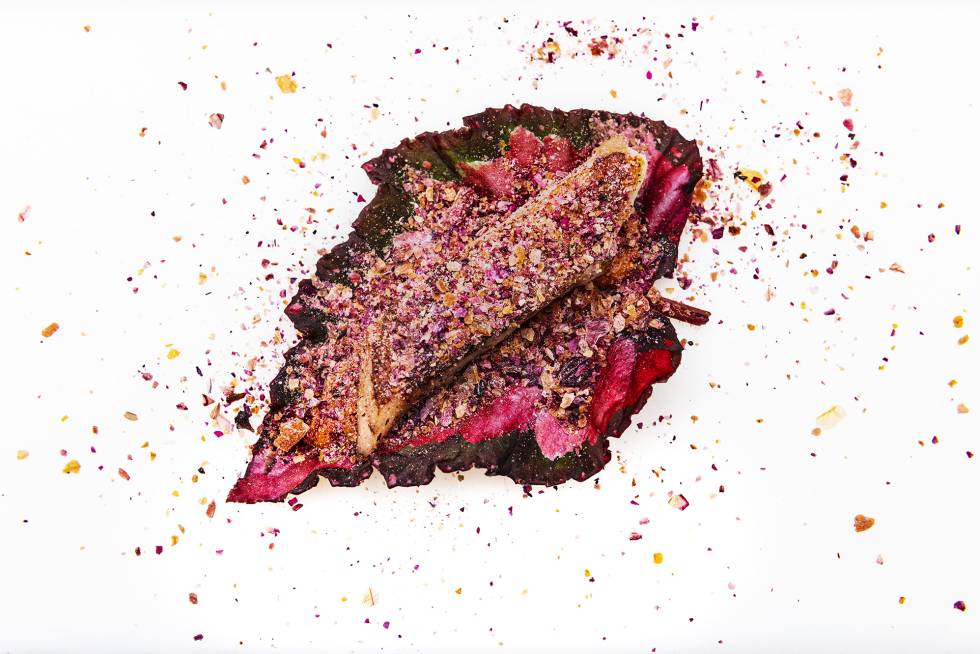 Ssam de panceta con cebolla crujiente y hoja de dragón. A la derecha, el chef Jang, para quien las emociones son el hilo conductor de sus elaboraciones.