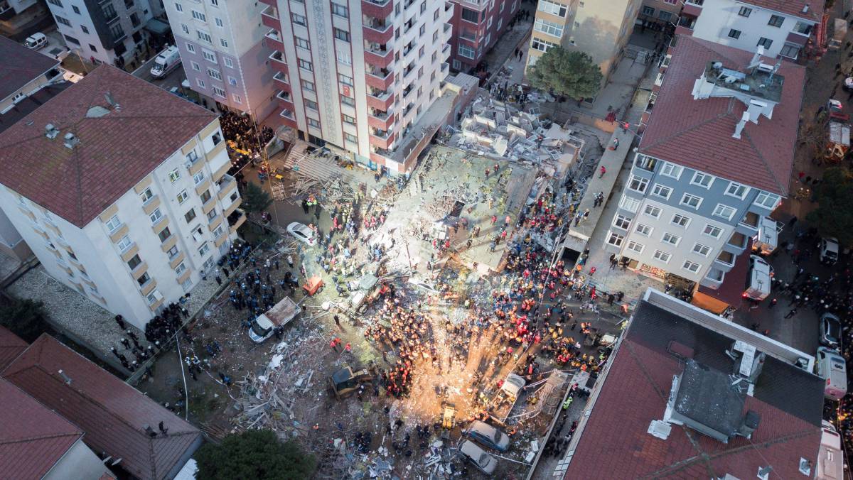 Los equipos de rescate trabajan en un edificio derrumbado en Estambul.