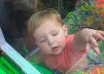 Un niño de dos años se cuela dentro de una máquina de juguetes