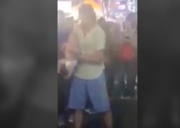Detienen a una pareja de turistas rusos por lanzar a su bebé para ganar propinas