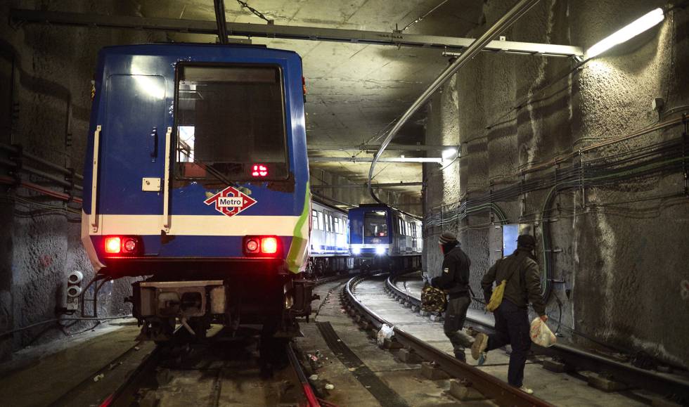 Manoteras, Madrid. The graffiti artists are surprised by a train coming from the other direction. They stand on the tracks to stop it and a chase through the tunnels ensues.