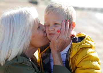 Por qué no debes obligar a tu hijo a dar besos