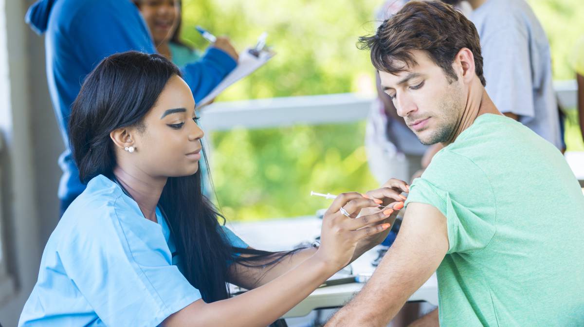 Jovem criado em família antivacinas se rebela ao completar 18 anos e se imuniza
