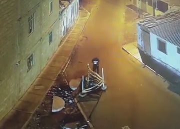 Un joven cae por una alcantarilla tras despistarse con su móvil