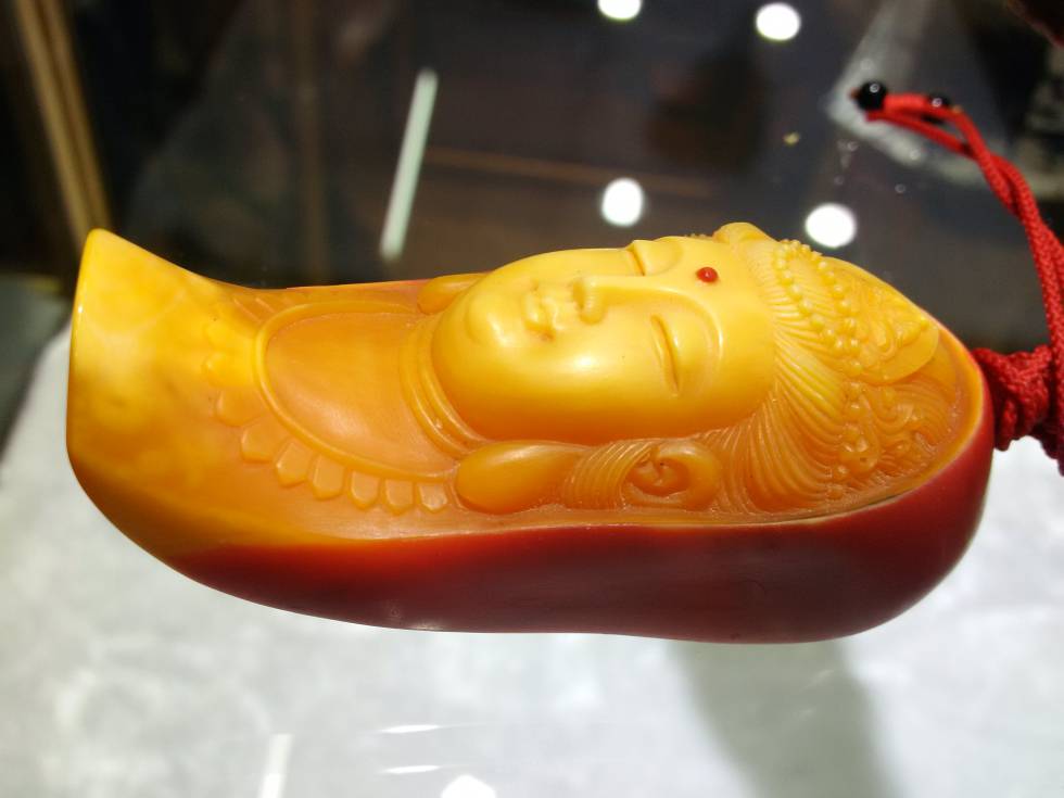 Investigaciones sobre el terreno de organizaciones como TRAFFIC han demostrado la conexión china con el tráfico ilegal del marfil rojo. En la imagen, un colgante de Buda hecho sobre el yelmo de un cálao.