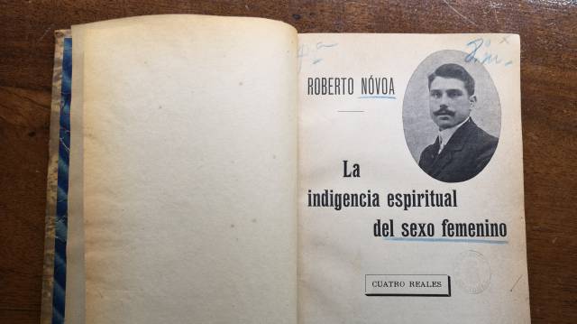 Un ejemplar del libro de Roberto Nóvoa.