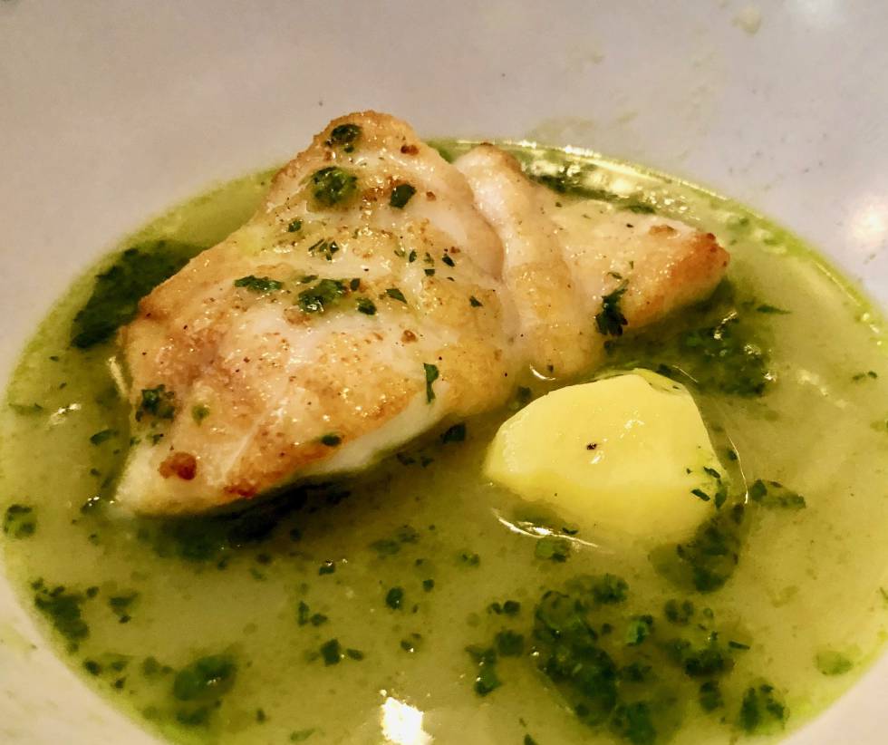 LOMO DE BOCA NEGRA ( GALLINETA) EN UN CALDOMOJO VERDE CAPEL