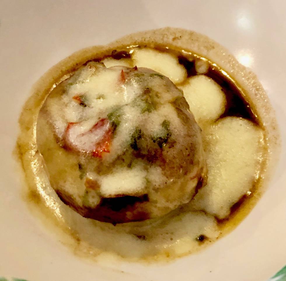 PAPA RELLENA DE ESTOFADO DE CABRA SOBRE SU PROPIO JUGO Y HOLANDESA DE MANTEQUILLA DE CABRA CAPEL