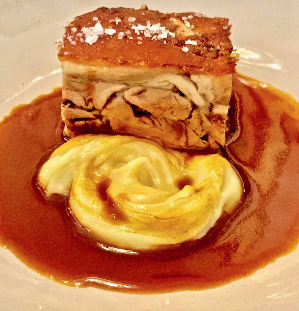 TERRINA DE COCHINILLO SOBRE REDUCCIÓN DE SU JUGO AL MOJO ROJO Y PURÉ DE YUCA CAPEL