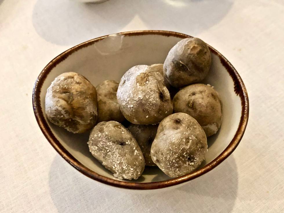 PAPAS ARRUGADAS, EL COMPLEMENTO PERFECTO DE MOJOS Y PLATOS DE LA COCINA CANARIA CAPEL