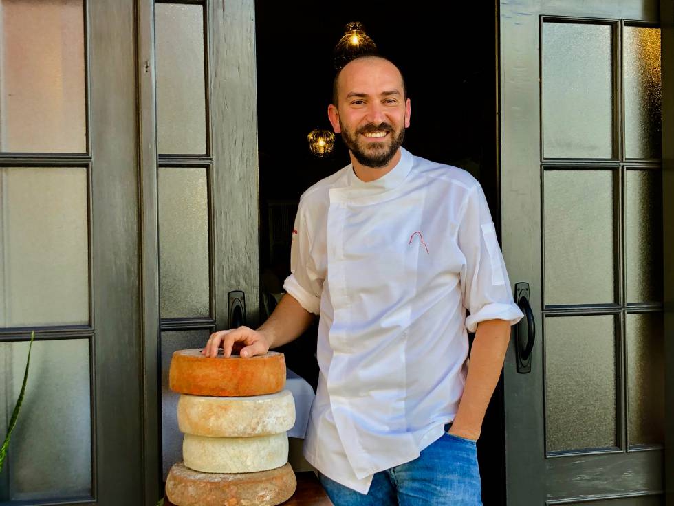 BRAULIO EN LA PUERTA DE SUS RESTAURANTE CON ALGUNOS QUESOS CANARIOS GANADORES DE MEDALLAS EN EL WORLD CHEESE AWARD CAPEL