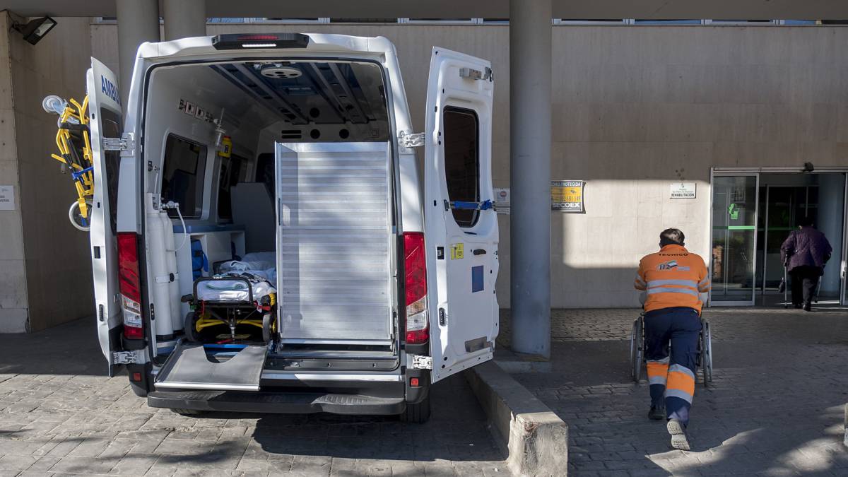 Una ambulancia, en un hospital de Cáceres.