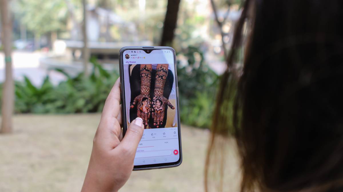 Una joven usa la aplicación ShareChat en el móvil.