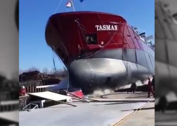 Se salva por segundos de ser aplastado por un buque durante su lanzamiento