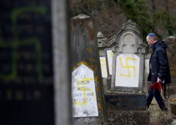 La profanación de un cementerio judío al este de Francia, en imágenes