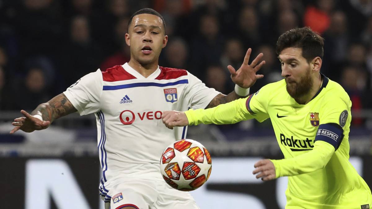 Messi y Depay pugnan por el balón.
