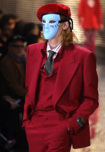 Un model presenta una de las creaciones de Gucci en la Semana de la Moda de Milán, el miércoles.
