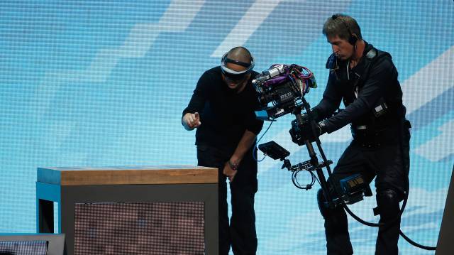 Un hombre prueba los HoloLens de Microsoft.