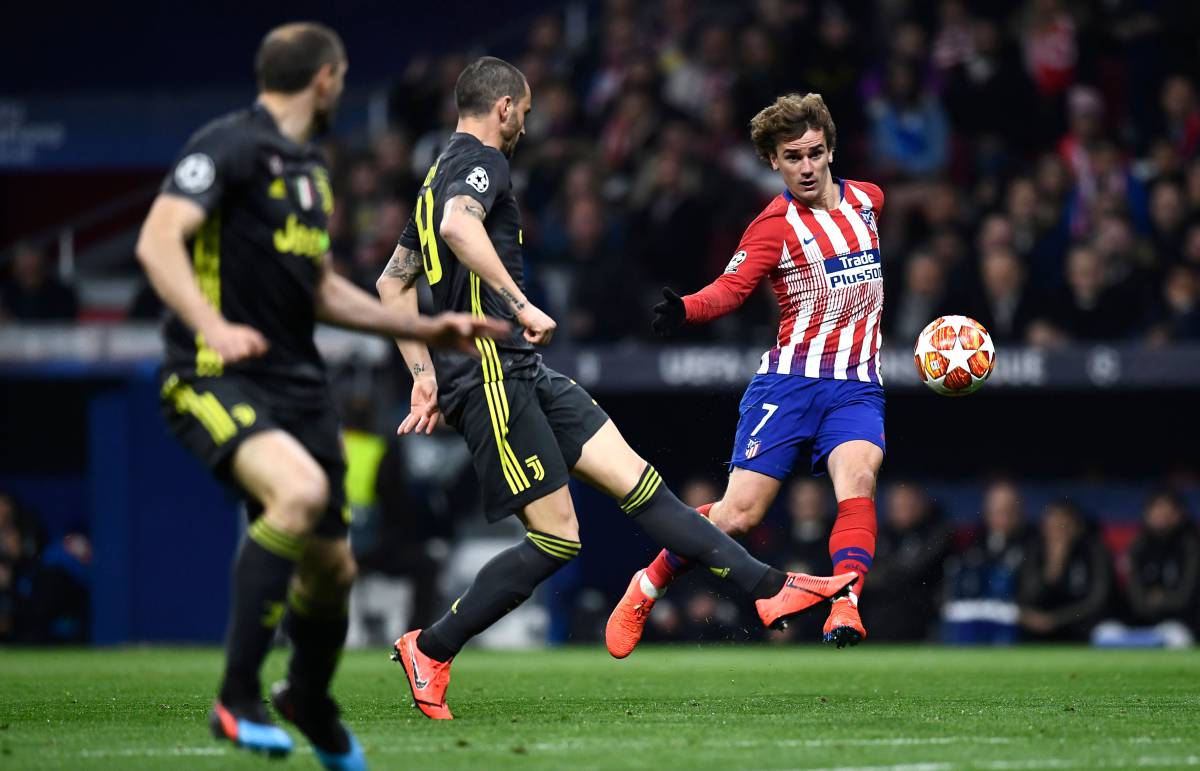 Griezmann pasa el balón durante el partido.