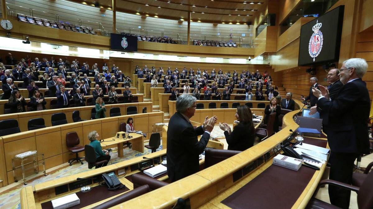 Los senadores aplauden a García Escudero.