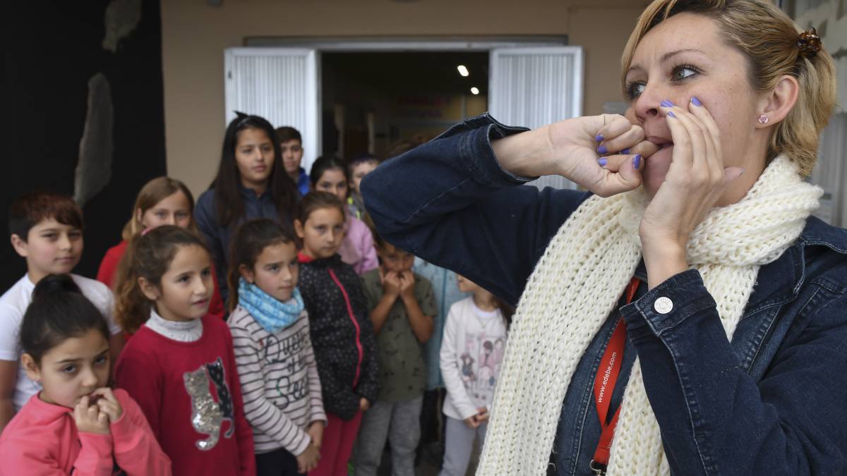 Betancort da una clase de silbo gomero en un colegio de Tenerife.