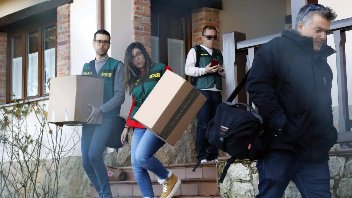 Un grupo de agentes en la casa de verano de Javier Ardines.