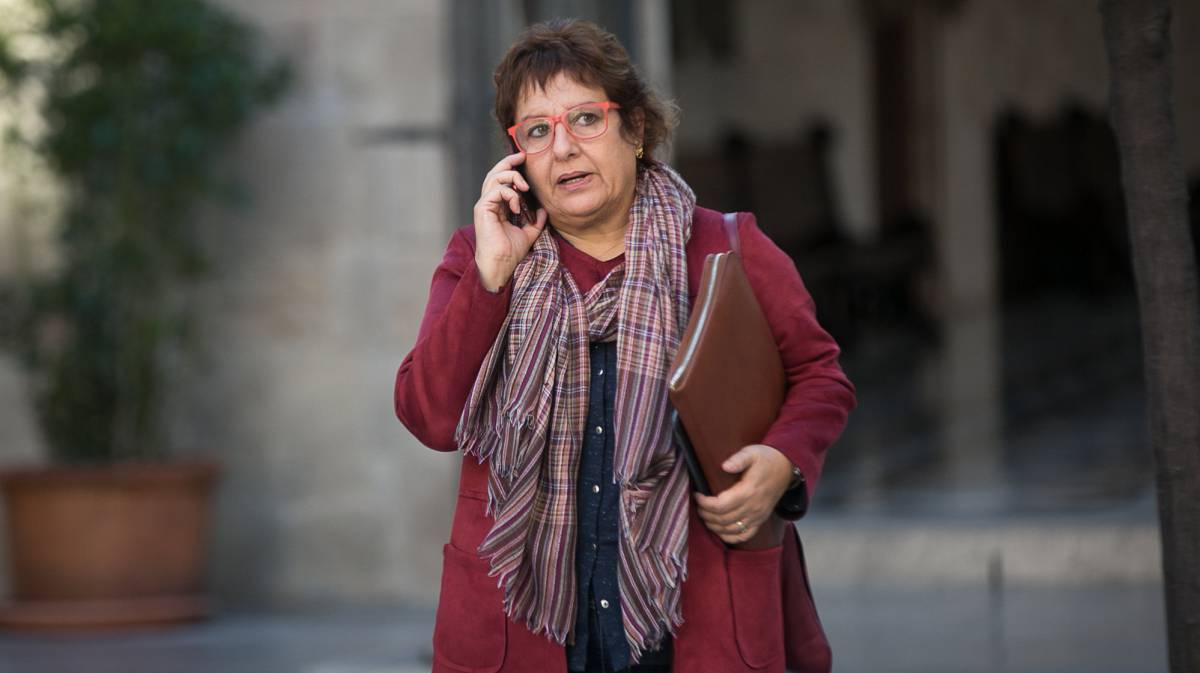 Dolors Bassa, antes de una reunión del Govern.