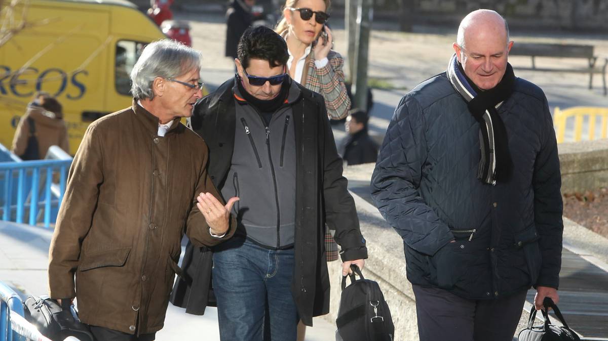 Agentes acusados llegan a la Audiencia.