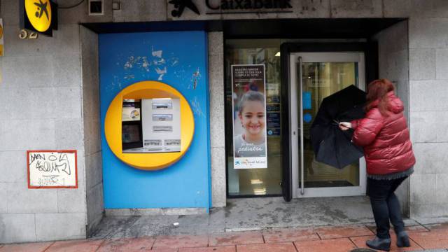 Entrada a una oficina de CaixaBank en Madrid.