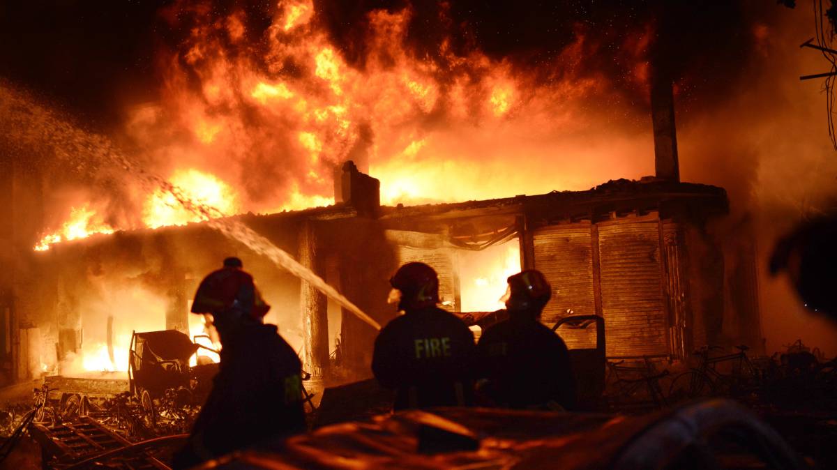 El incendio que se ha propagado por un barrio de Dacca.