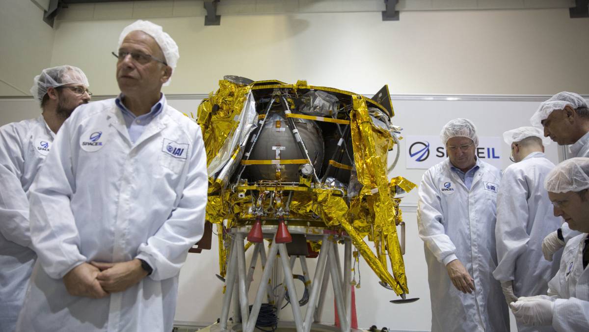 Los fundadores de la empresa SpaceIL, con la nave Bereshit.
